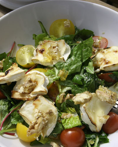 Salat mit Ziegenkäse und karamellisierten Walnüssen