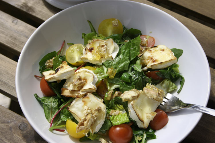 Salat mit Ziegenkäse und karamellisierten Walnüssen