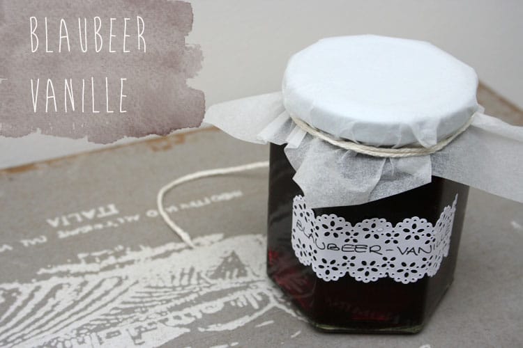 Diese schnelle Blaubeer-Vanille-Marmelade ist einfach und super lecker. Ihr braucht nur 4 Zutaten und los geht das Marmeladenglück! Kochkarussell - dein Foodblog für schnelle und einfache Feierabendküche.