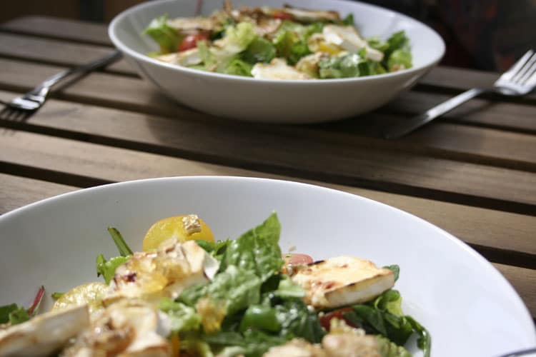 Salat mit Ziegenkäse und karamellisierten Walnüssen. Super schneller und leckerer Salat - schmeckt einfach immer & ist einer unser Salat-Lieblinge! Kochkarussell - dein Foodblog für schnelle und einfache Feierabendküche.