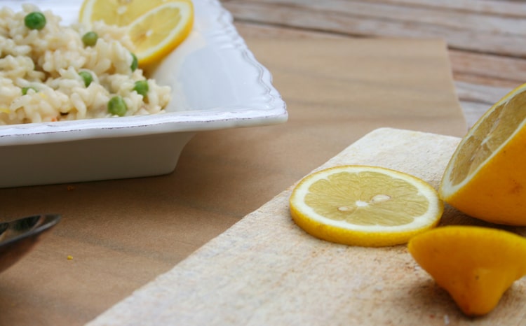 Super leckeres und cremiges Erbsen-Risotto mit Zitrone warten hier auf euch! Frisch, knackig und einfach super lecker! Kochkarussell - dein Foodblog für schnelle und einfache Rezepte.