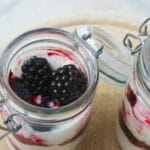 Schnelles Frühstück gesucht? Der Brombeer-Joghurt mit Amaranth und Brombeersauce
