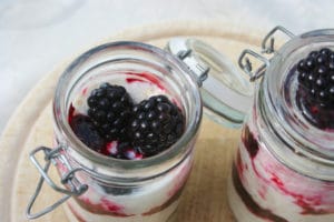 Brombeer-Joghurt mit Amaranth und Brombeersauce