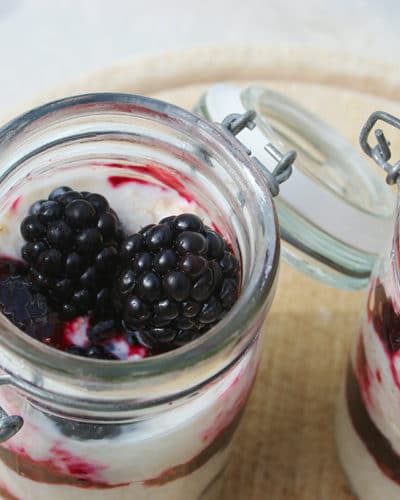 Brombeer-Joghurt mit Amaranth und Brombeersauce