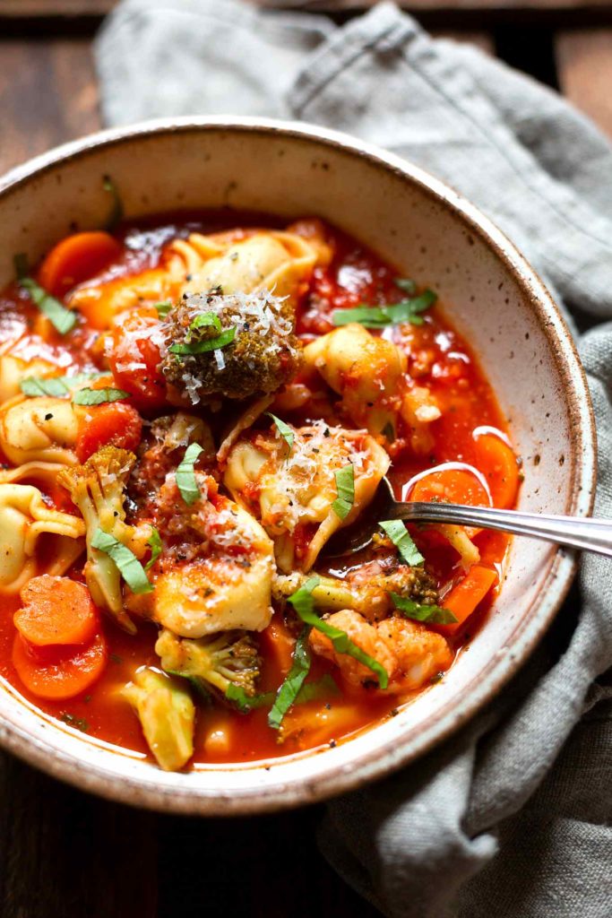 Gemüse-Tortellini-Eintopf.15 schnelle und einfache Suppen- und Eintopfrezepte. Kochkarussell - dein Foodblog für schnelle und einfache Feierabendküche.