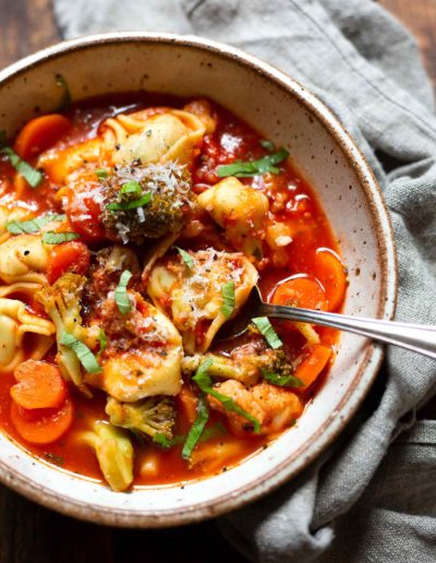 Deftiger Gemüse-Tortellini-Eintopf (20 Minuten!)