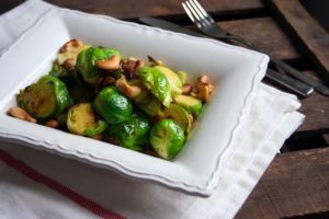 Rosenkohlsalat mit Cashews und Rosinen