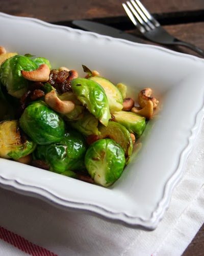 Rosenkohlsalat mit Cashews und Rosinen