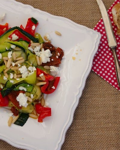 Warmer Zucchini-Salat mit Pinienkernen und Feta