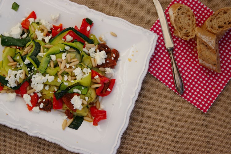 Warmer Zucchini-Salat mit Pinienkernen und Feta