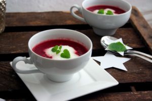 Rote-Beete-Suppe mit Wasabischaum