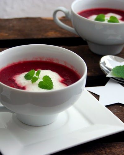 Rote-Beete-Suppe mit Wasabischaum