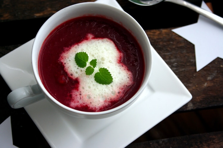 Rote-Beete-Suppe mit Wasabischaum Nahaufnahme