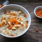 Vanille-Porridge-mit-Mandeln-und-Aprikosen1