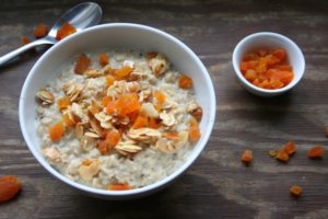 Vanille-Porridge mit Aprikosen und karamellisierten Mandeln