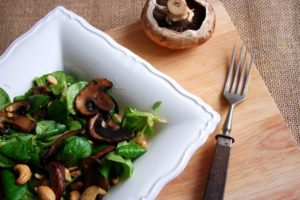 Feldsalat mit gebratenen Champignons und Cashews