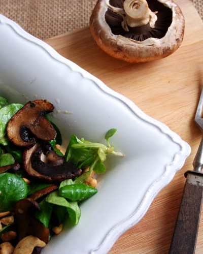 Feldsalat mit gebratenen Champignons und Cashews