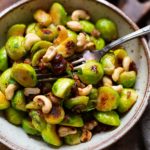 Rosenkohlsalat mit Speck, Cashews und Feigensenf-Dressing-1