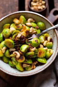 Rosenkohlsalat mit Speck, Cashews und Feigensenf-Dressing