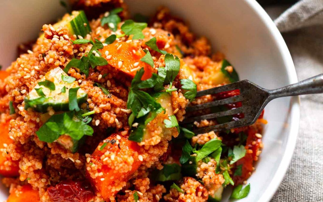 Lauwarmer Couscous-Salat mit getrockneten Tomaten