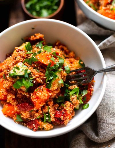 Lauwarmer Couscous-Salat mit getrockneten Tomaten