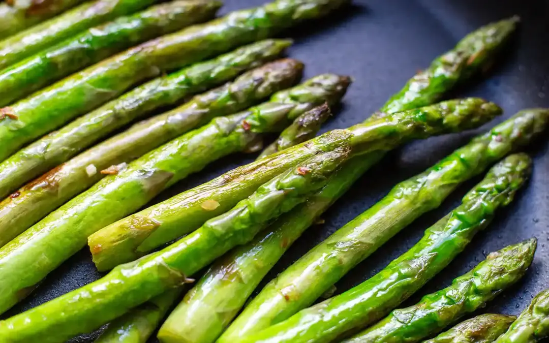 Gebratener grüner Spargel aus der Pfanne (15 Min!)