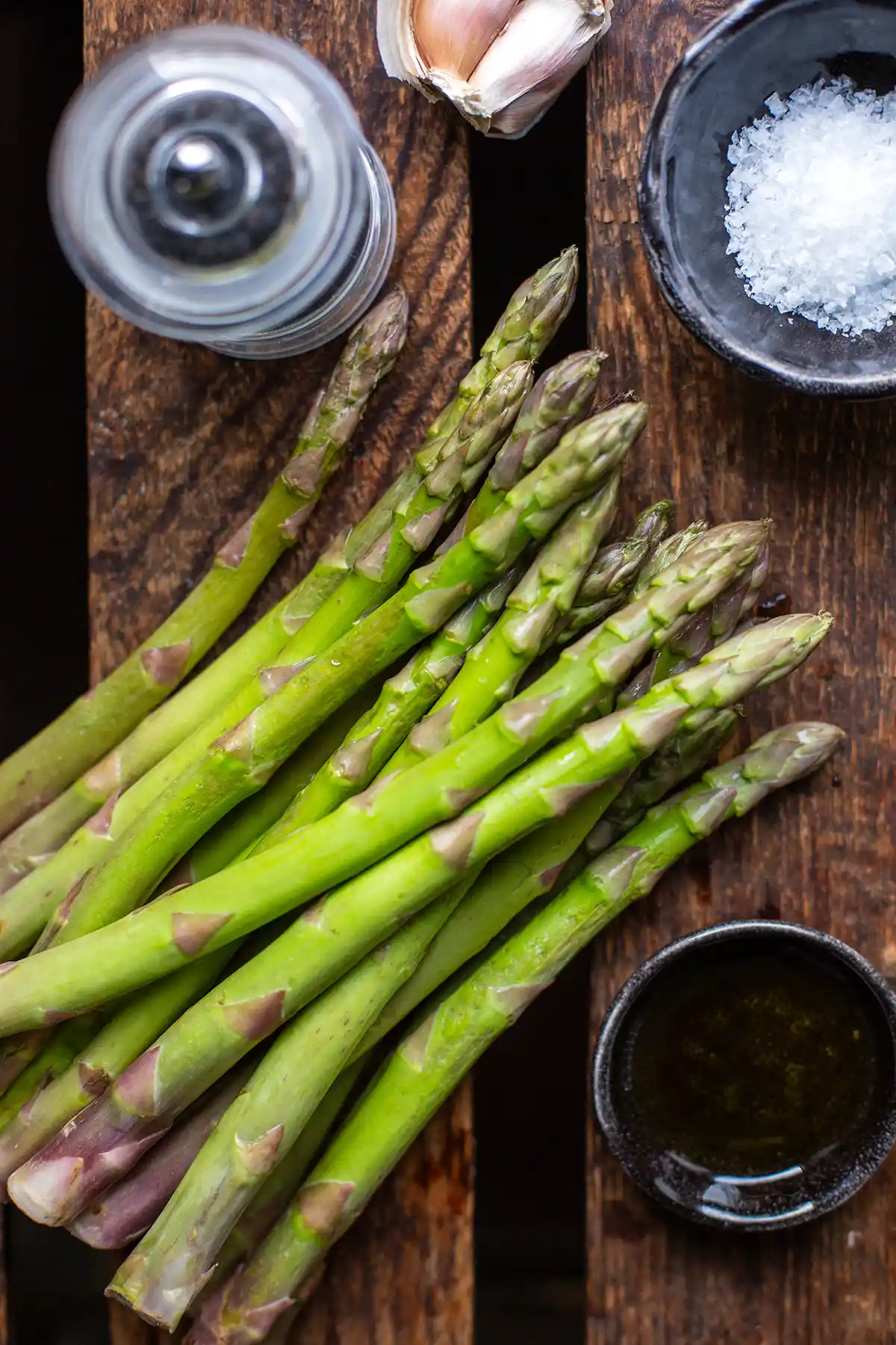 Zutaten für grünen Spargel aus der Pfanne: Grüner Spargel, Knoblauch, Olivenöl, Salz und Pfeffer