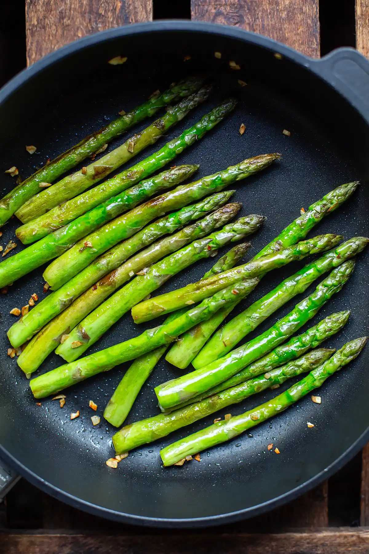 Gebratener grüner Spargel aus der Pfanne