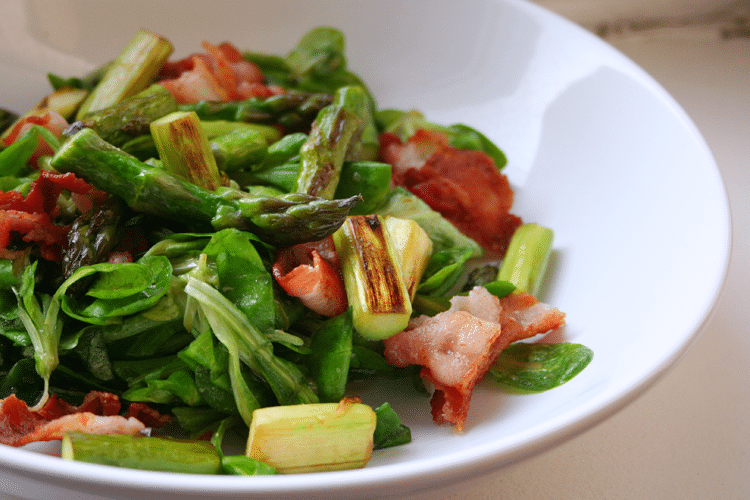 Grüner Spargel mit Bacon und Feldsalat