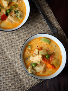 Thai-Suppe mit Kokos und Hühnchen