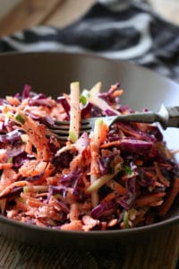 Knackiger Rotkohlsalat mit Apfel und Mohndressing