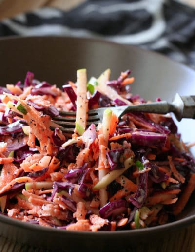 Knackiger Rotkohlsalat mit Apfel und Mohndressing