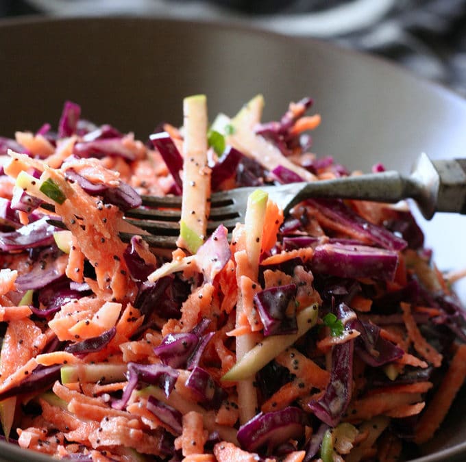 Knackiger Rotkohlsalat mit Apfel und Mohndressing