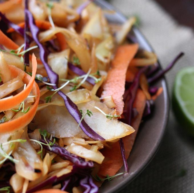 Leichtes Pad Thai mit feinen Kohlstreifen