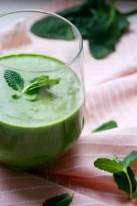 Green Smoothie mit Minze und Kokos