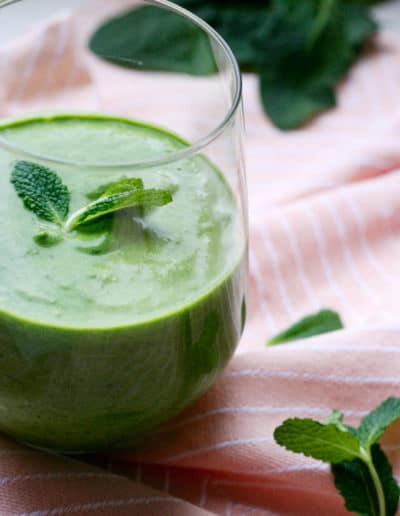 Green Smoothie mit Minze und Kokos