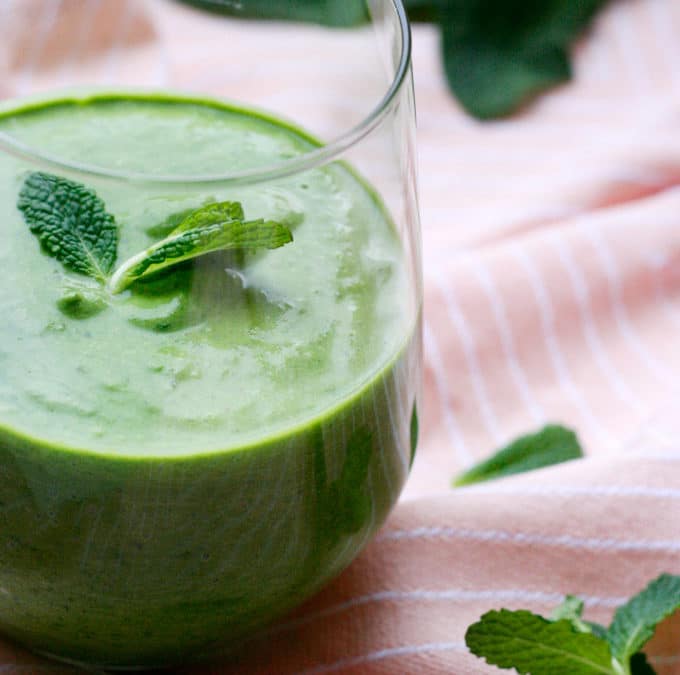 Green Smoothie mit Kokos und Minze