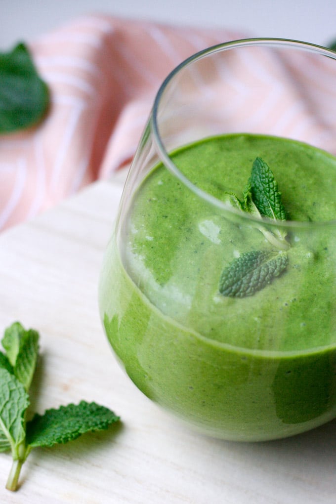 Green Smoothie mit Kokos und Minze im Glas