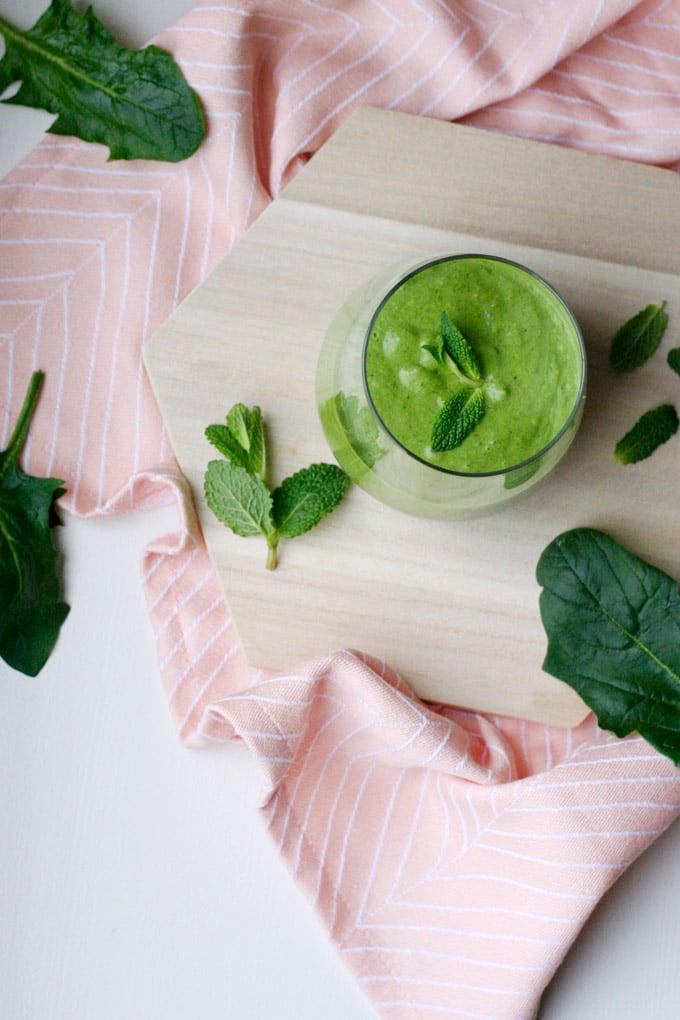 Der Green Smoothie mit Kokos und Minze ist Liebe auf den ersten Schluck - Kochkarussell.com