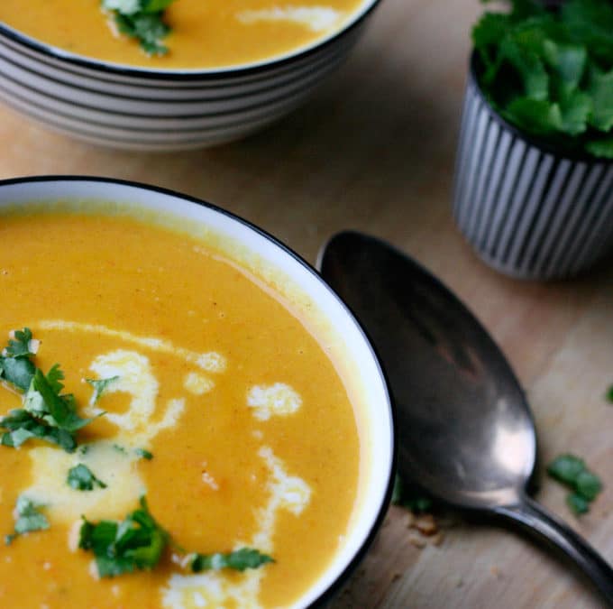 Karotten-Erdnuss-Suppe mit Kokosmilch