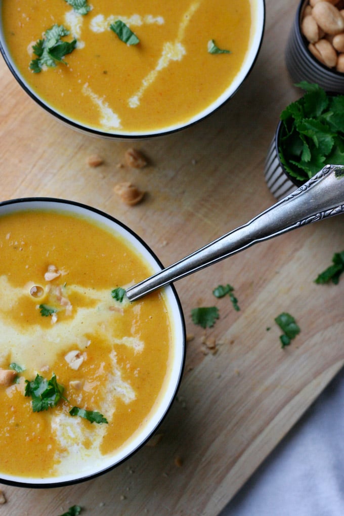 Vegan, im Handumdrehen fertig und vollgepackt mit exotischen Aromen, die Karotten-Erdnuss-Suppe mit Kokosmilch müsst ihr probieren - Kochkarussell.com