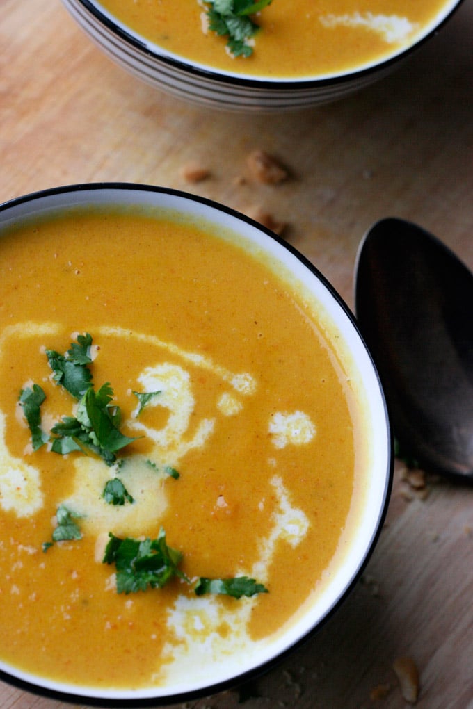 Vegane Karotten-Erdnuss-Suppe mit Kokosmilch - Kochkarussell