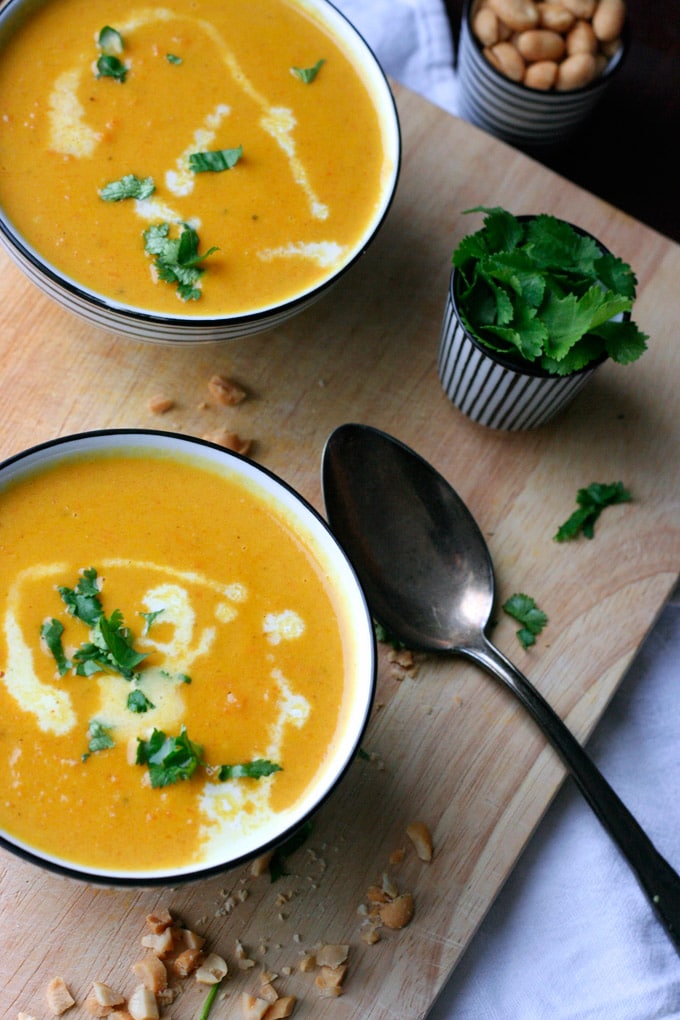 10 schnelle und einfachte vegane Rezepte: Karotten-Erdnuss-Suppe mit Kokosmilch - kochkarussell.com