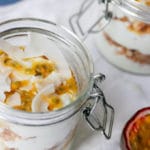Kokos-Joghurt mit Passionsfrucht und Knuspercrunch-Rezept1