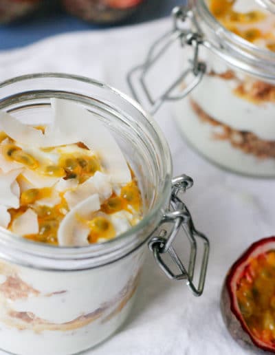 Kokos-Joghurt mit Maracuja und Knuspercrunch
