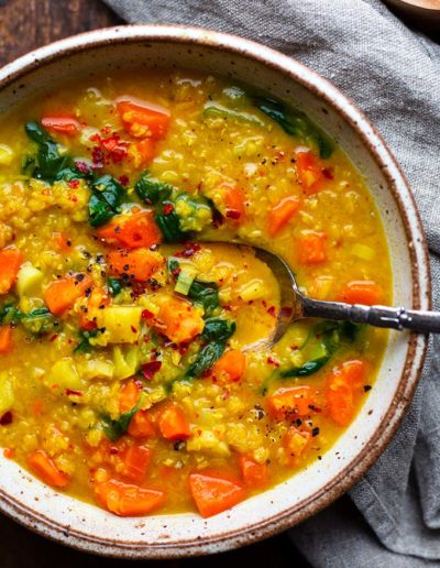 Veganes rotes Linsencurry mit Blattspinat
