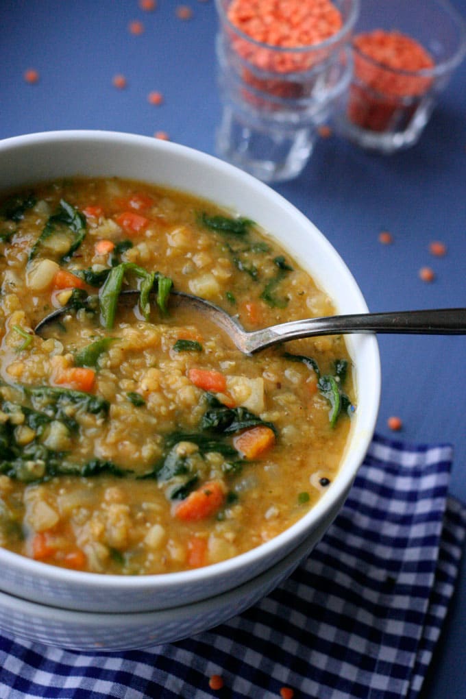 Frisches und Veganes rotes Linsencurry mit Blattspinat - Kochkarussell