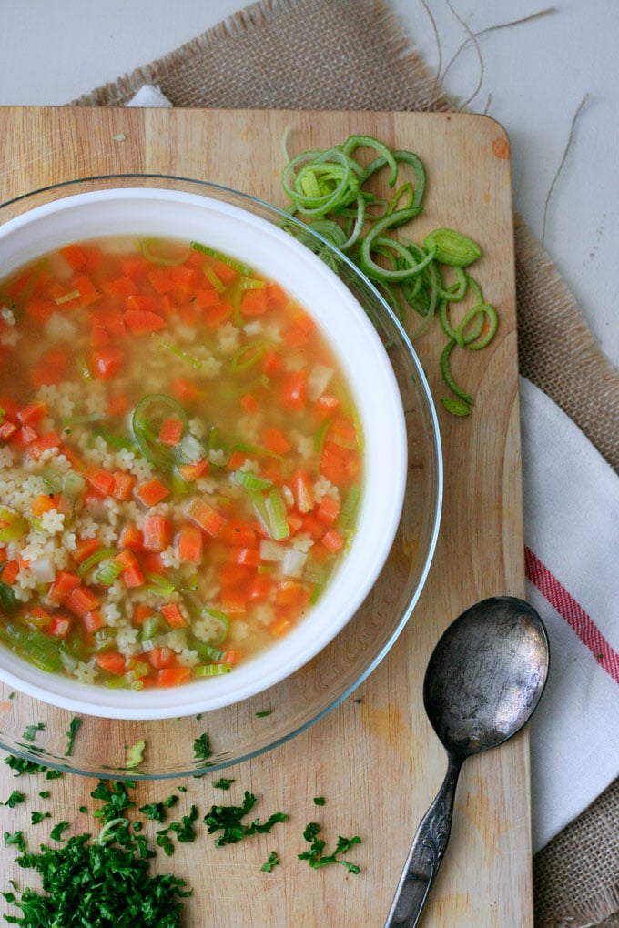 Frisches Suppengemüse, starke Brühe und Sternchennudeln - Sternchensuppe ist günstig, im Handumdrehen fertig und schmeckt tausend mal besser als die Suppe aus der Tüte - Kochkarussell.com