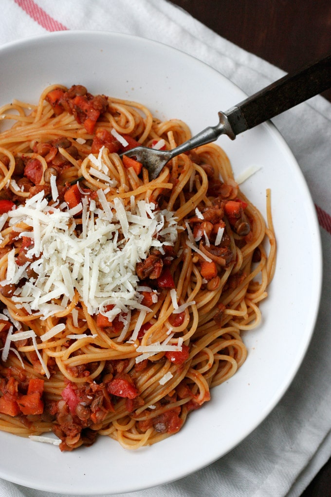 Die vegetarische Linsen-Bolognese ist einfach, herzhaft und vollgepackt mit typischen Bolognese-Zutaten - Kochkarussell.com