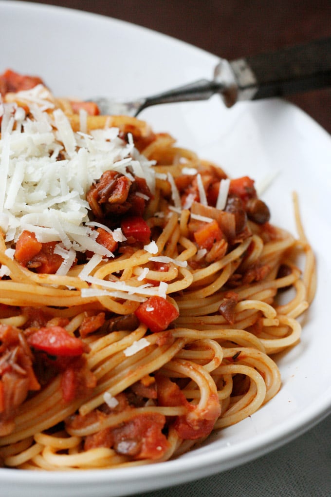 Die vegetarische Linsen-Bolognese ist einfach, herzhaft und vollgepackt mit typischen Bolognese-Zutaten - Kochkarussell.com